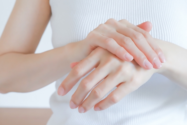 指の痛みや変形に注意！女性ホルモンの変化が引き起こす指の疾患とは