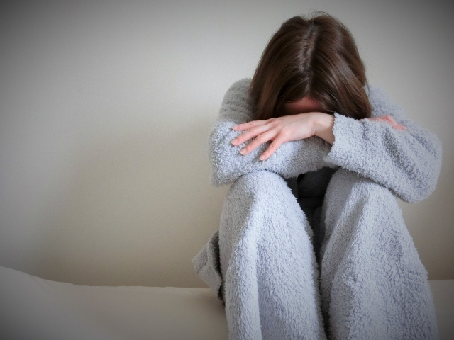 「愛されたい」が止まらないあなたへ。恋愛依存症の特徴や要因、行動パターンまでを徹底解説