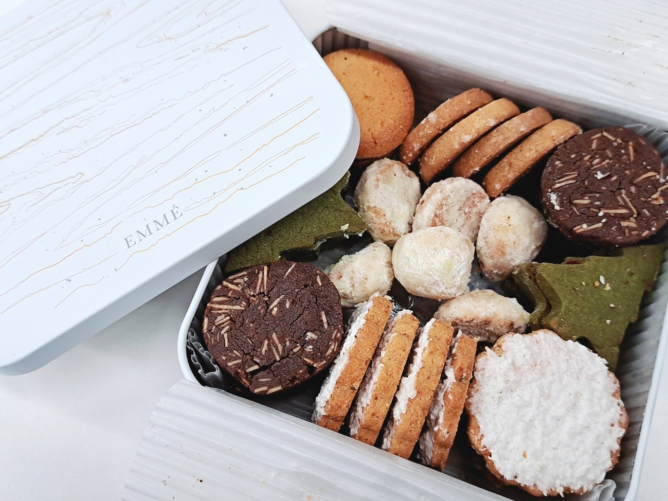 ホリデー限定のクッキー缶