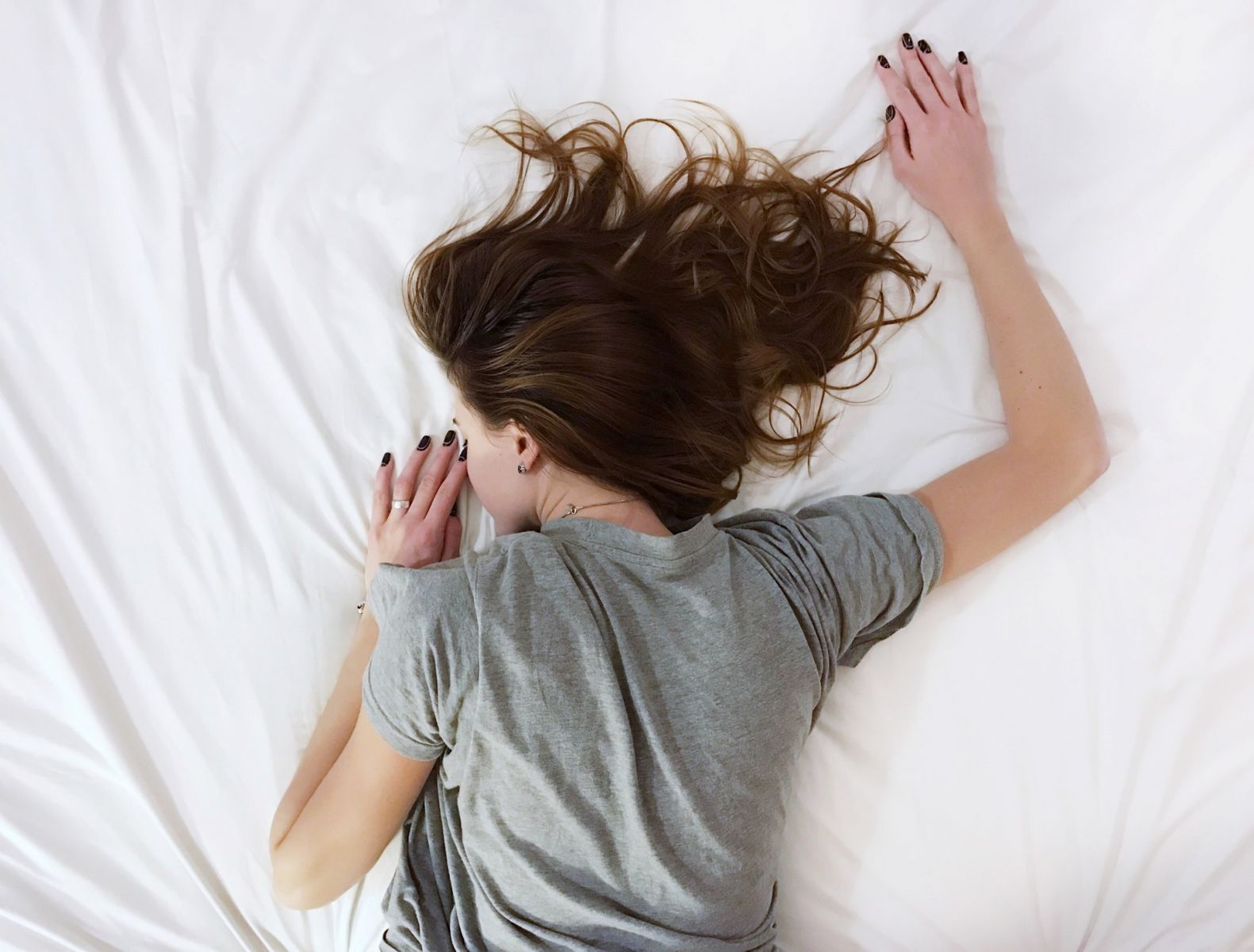 週末の寝だめで「時差ボケ」が起こる？！体内時計を整える３つの方法や睡眠の質を高める４つのアイテムを紹介