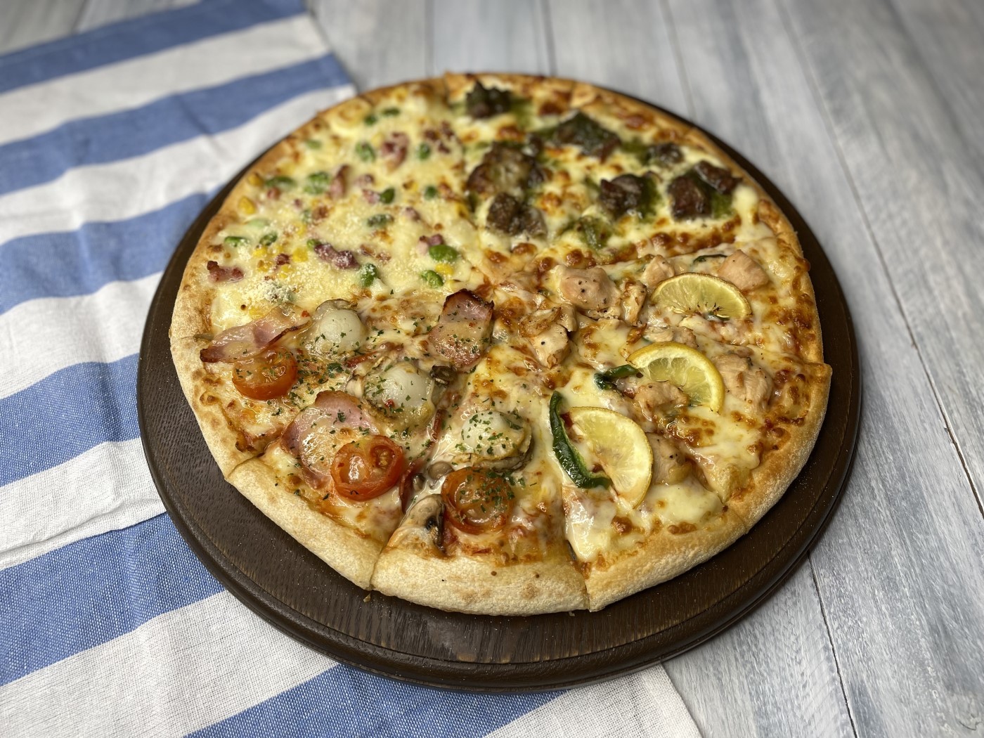 夏限定発売！ドミノ・ピザ『夏のクワトロ・産直ドミノ』を解説！青森のホタテ、北海道のコーン、静岡のわさび、徳島の鶏肉を使った旬の一枚