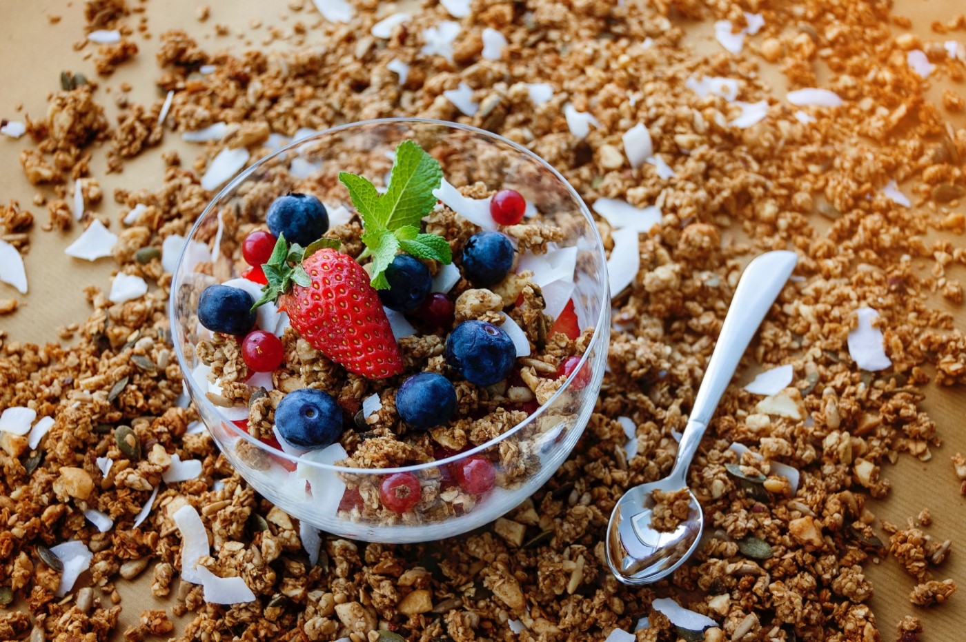 朝食は心や体の健康に影響する？！毎日ハッピーで活き活きと過ごすために「朝フルグラ®」がオススメな理由