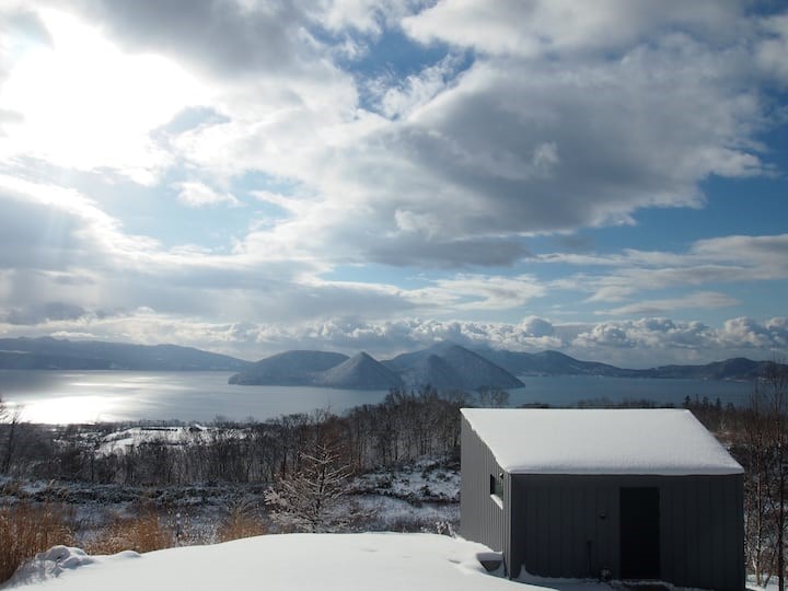 ３．	HUXUE 洞爺湖を一望する丘にある小さな家 フーシェ（北海道）