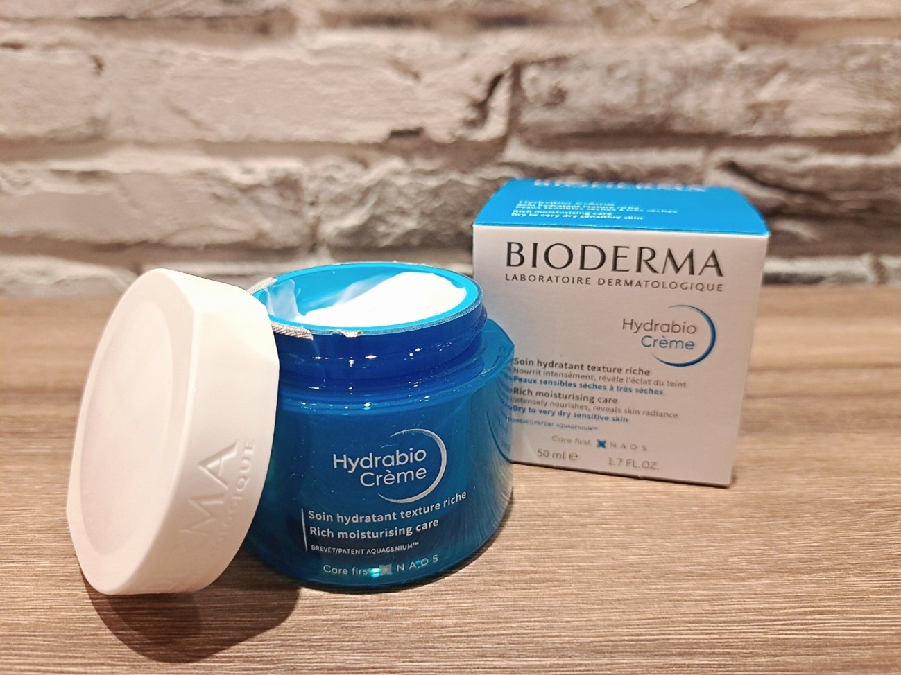 続いて『イドラビオ モイストクリーム』を使用