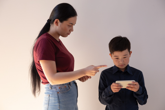 最近、うちの子供が寄り目になっている気がする…。それ、もしかしたら「スマホ急性内斜視」かも！？【薬剤師監修】