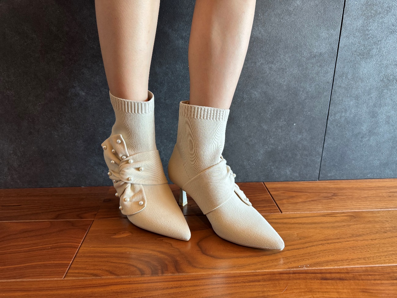 エコフレンドリーシューズブランド「VIVAIA」の秋冬アイテム2点を履い